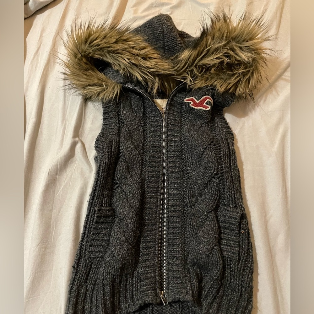 Small Hollister sleeveless hooded sweater